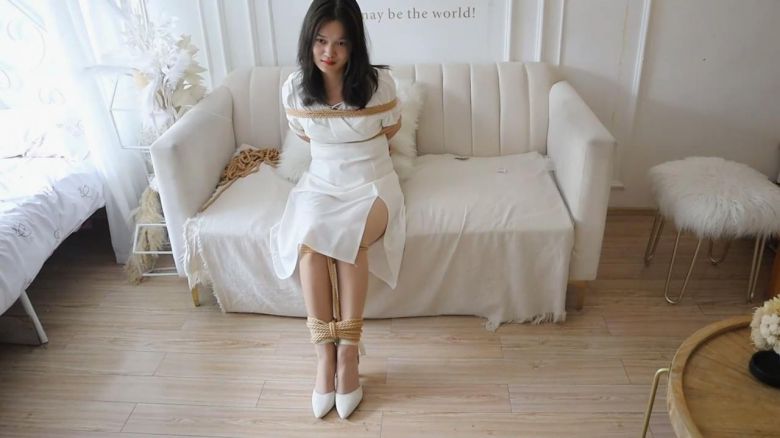 颜值美少女的多种绑法的放置挣扎tk，萧玥姐姐的白裙肉丝高跟装